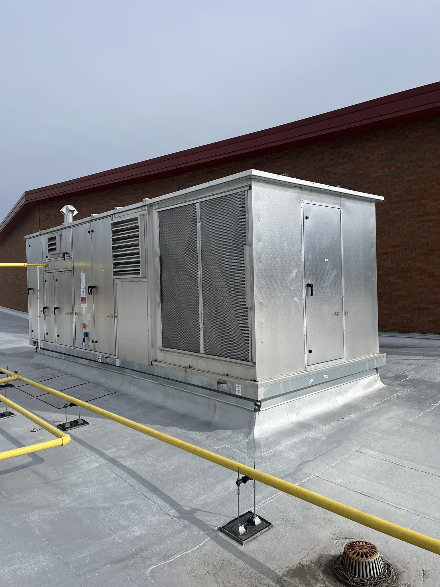 Rooftop air handling equipment and connected gas piping
